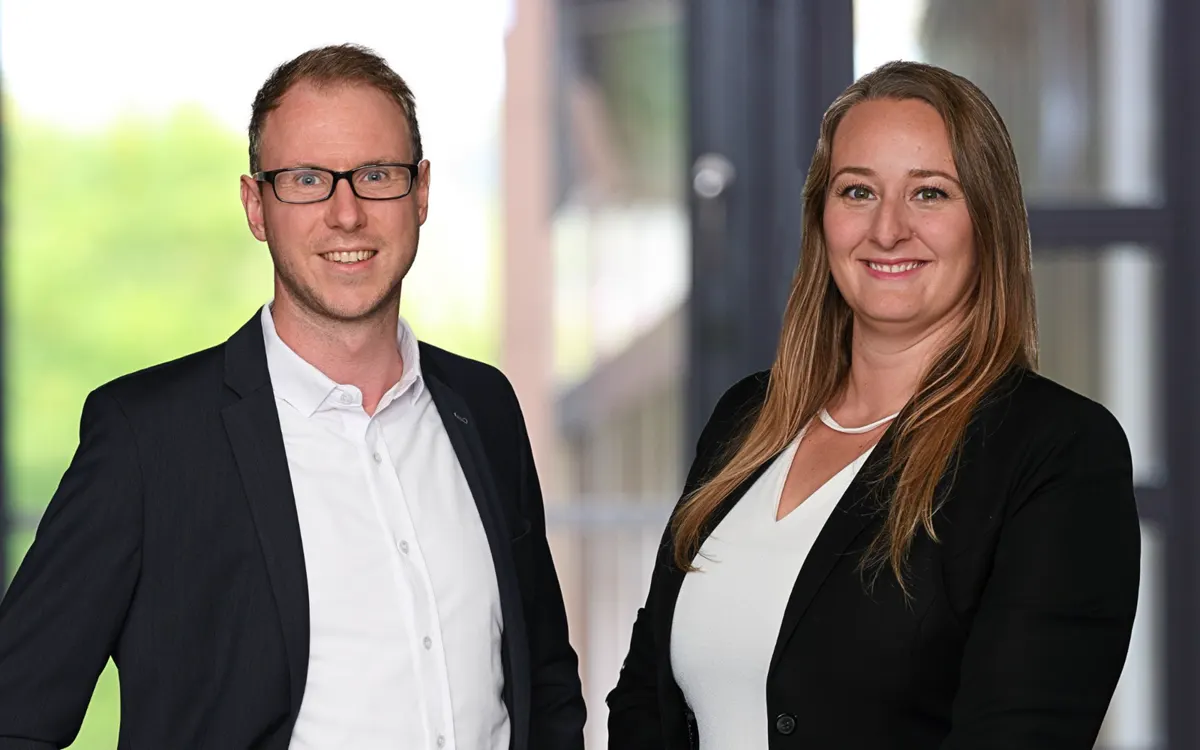 Irena Gundashev und ein Kollege aus der Kanzlei Bouffier Kaiser & Partner